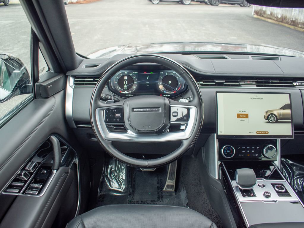 Used 2023 Land Rover Range Rover Long Wheelbase SE image 13
