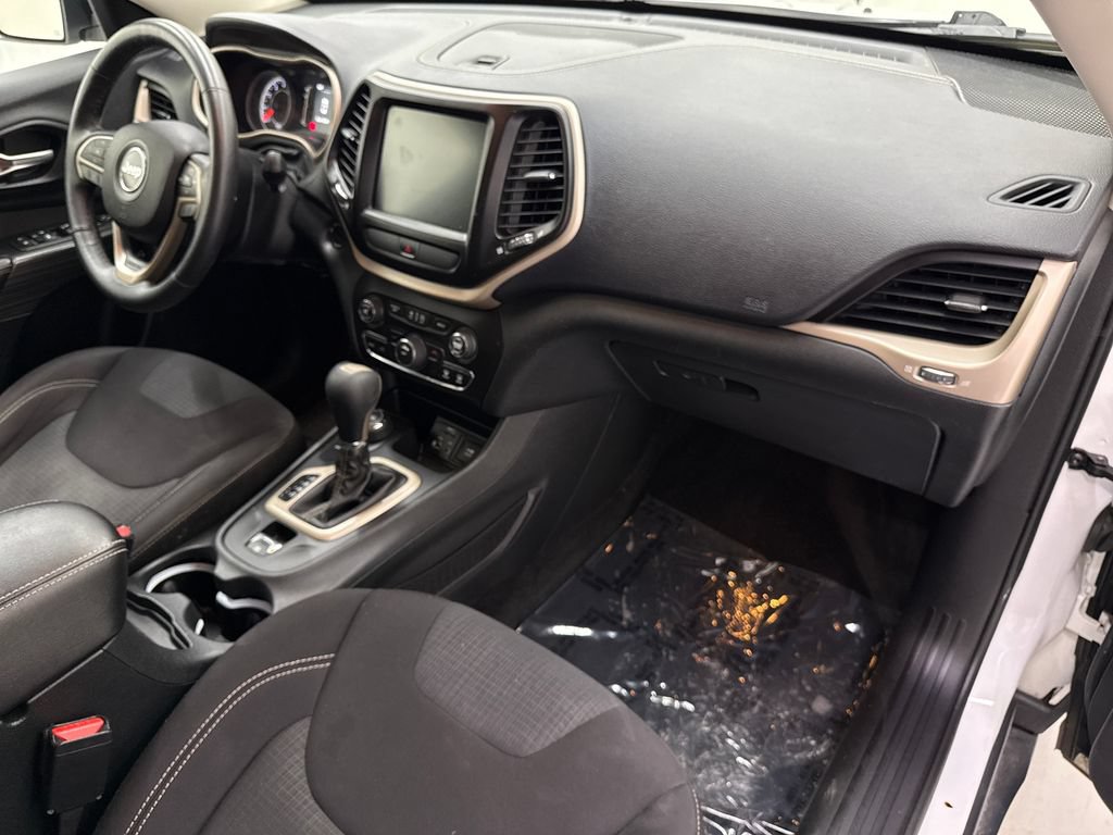 Used 2015 Jeep Cherokee Latitude w/ Cold Weather Group AWD/4WD image 21