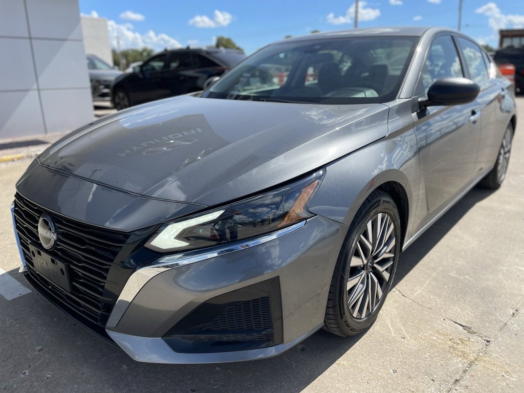 Used 2024 Nissan Altima 2.5 SV image 2