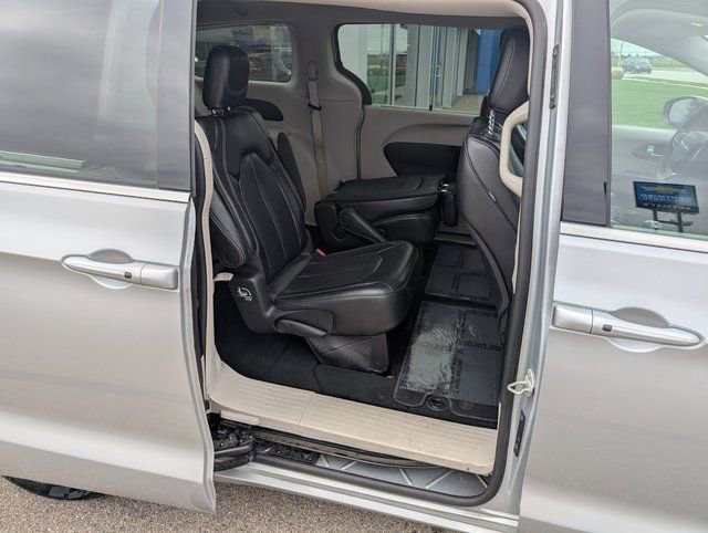 Used 2023 Chrysler Pacifica Touring-L image 6