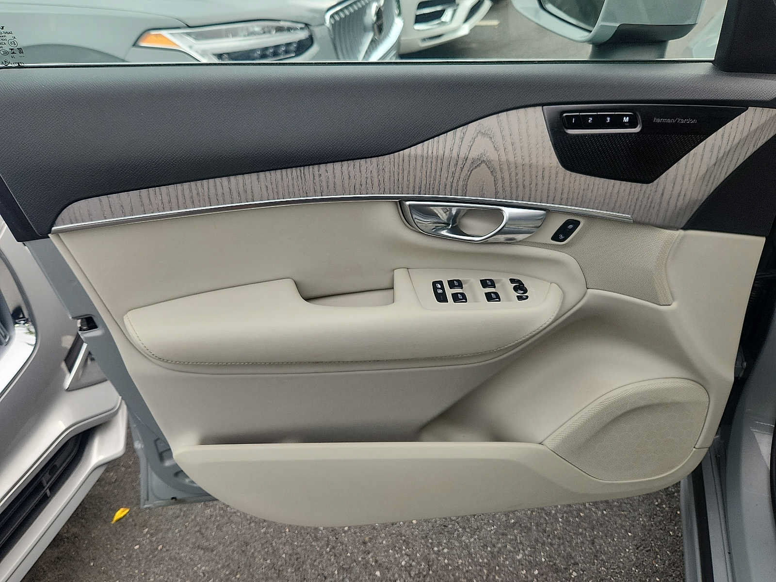 Certified 2025 Volvo XC90 T8 Plus w/ Protection Package AWD/4WD image 12