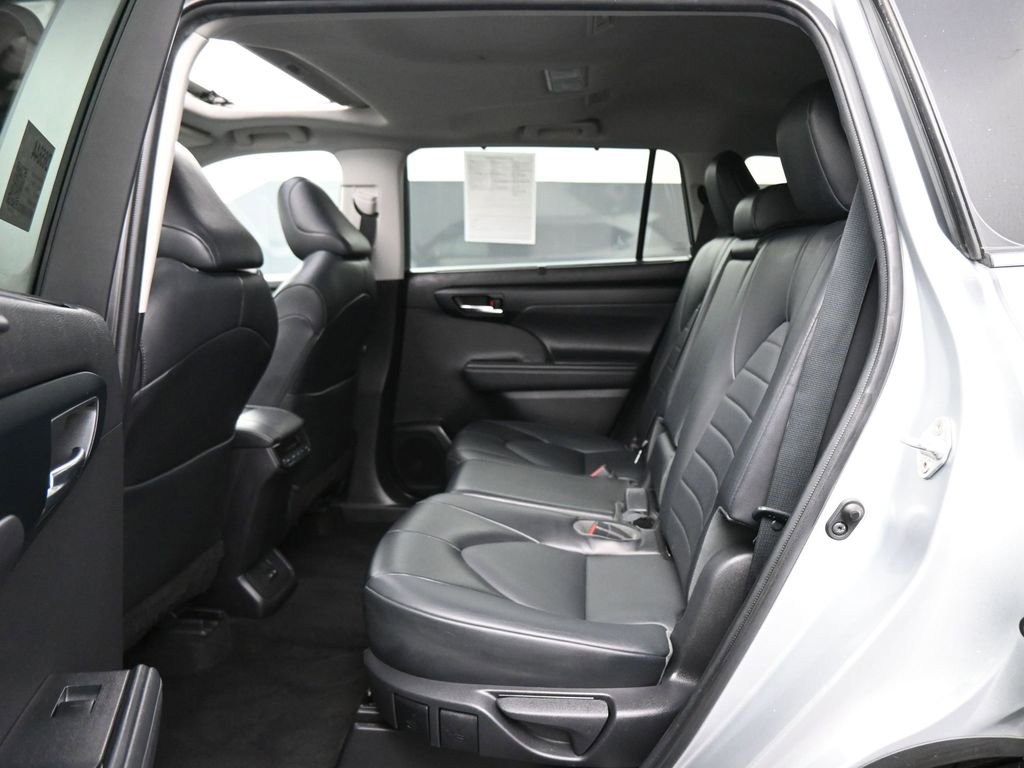 Used 2022 Toyota Highlander XLE image 18