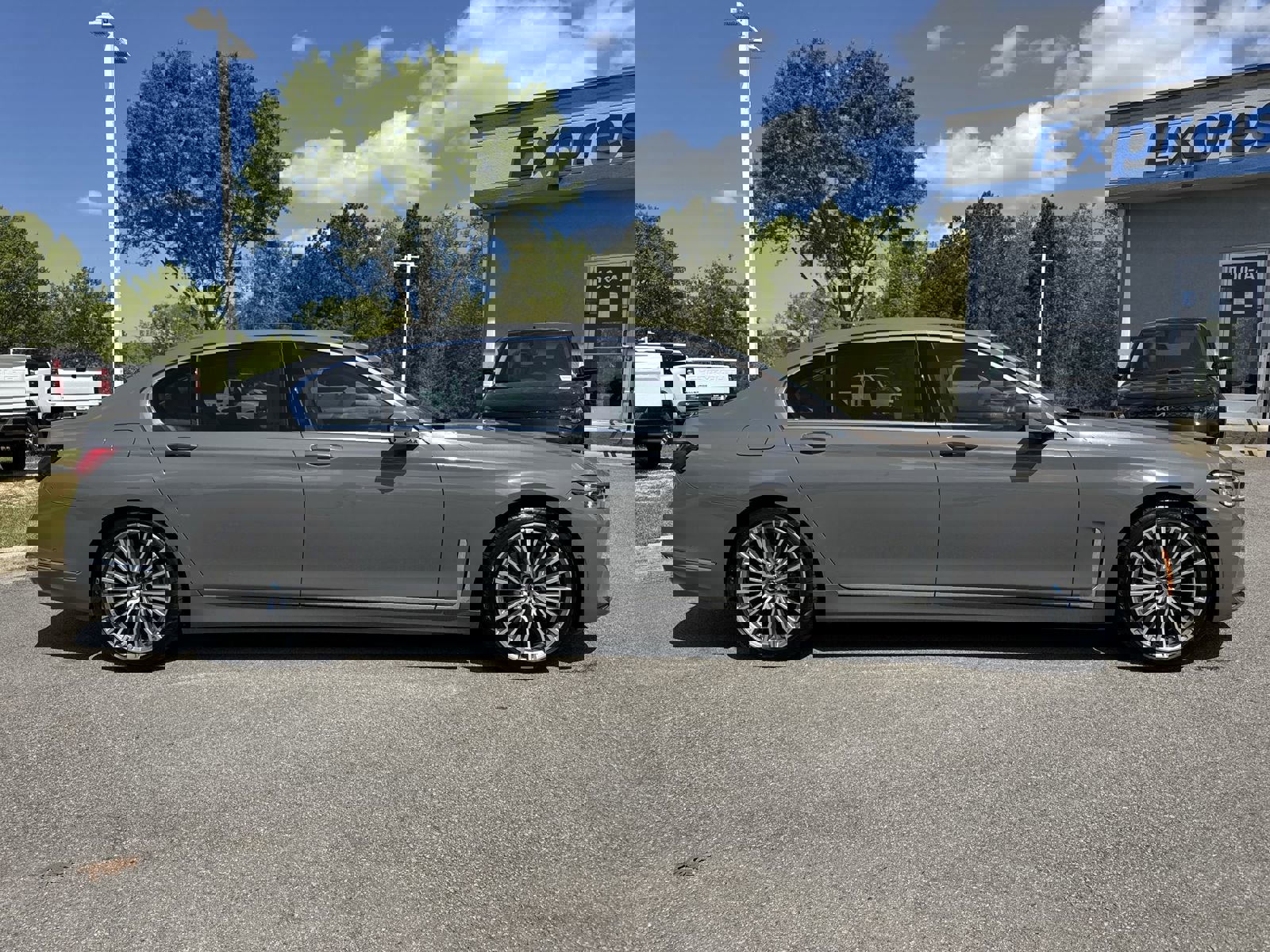 Used 2022 BMW 740i w/ Premium Package image 11