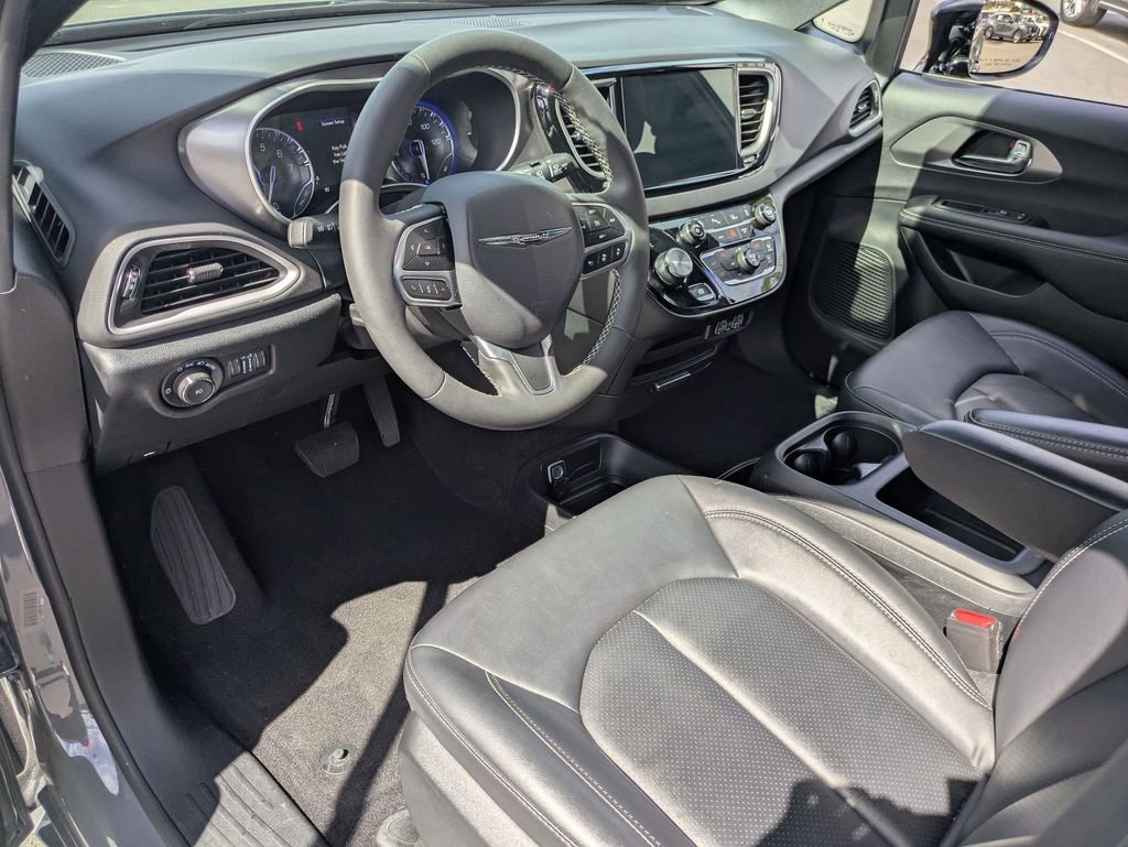 Used 2025 Chrysler Pacifica Select image 16