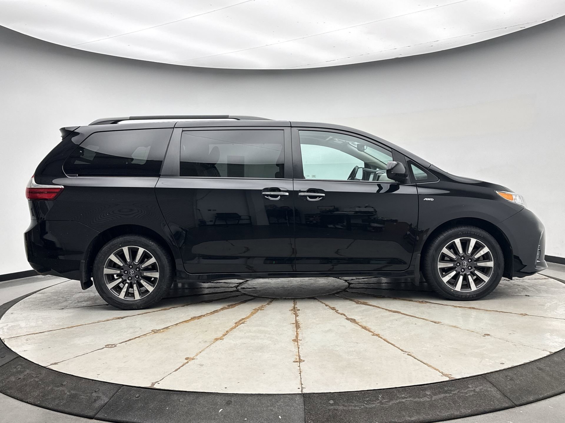 Used 2019 Toyota Sienna XLE w/ XLE Navigation Package AWD/4WD image 6