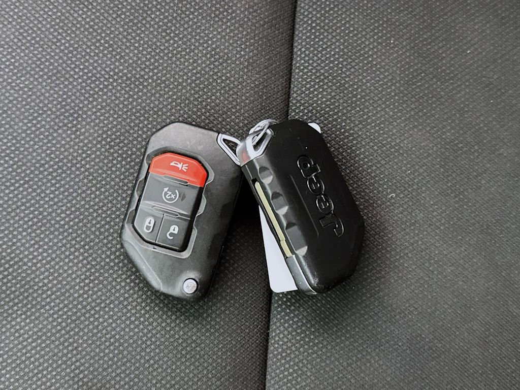 Used 2023 Jeep Wrangler Unlimited w/ Sun & Screen Package image 22