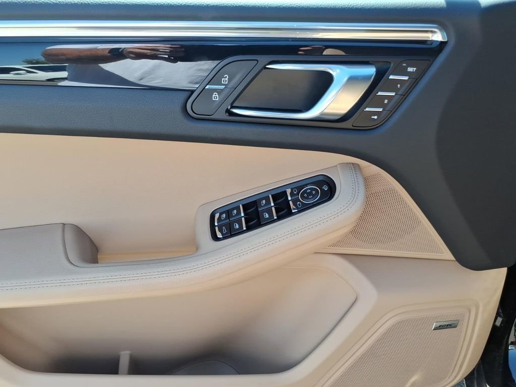 Used 2025 Porsche Macan AWD/4WD image 15