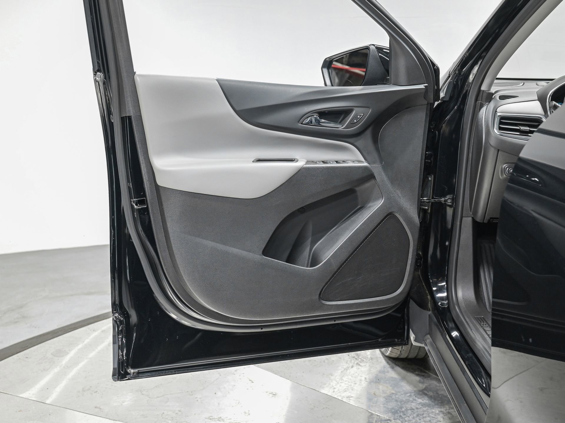 Used 2023 Chevrolet Equinox LS w/ Midnight Edition image 14