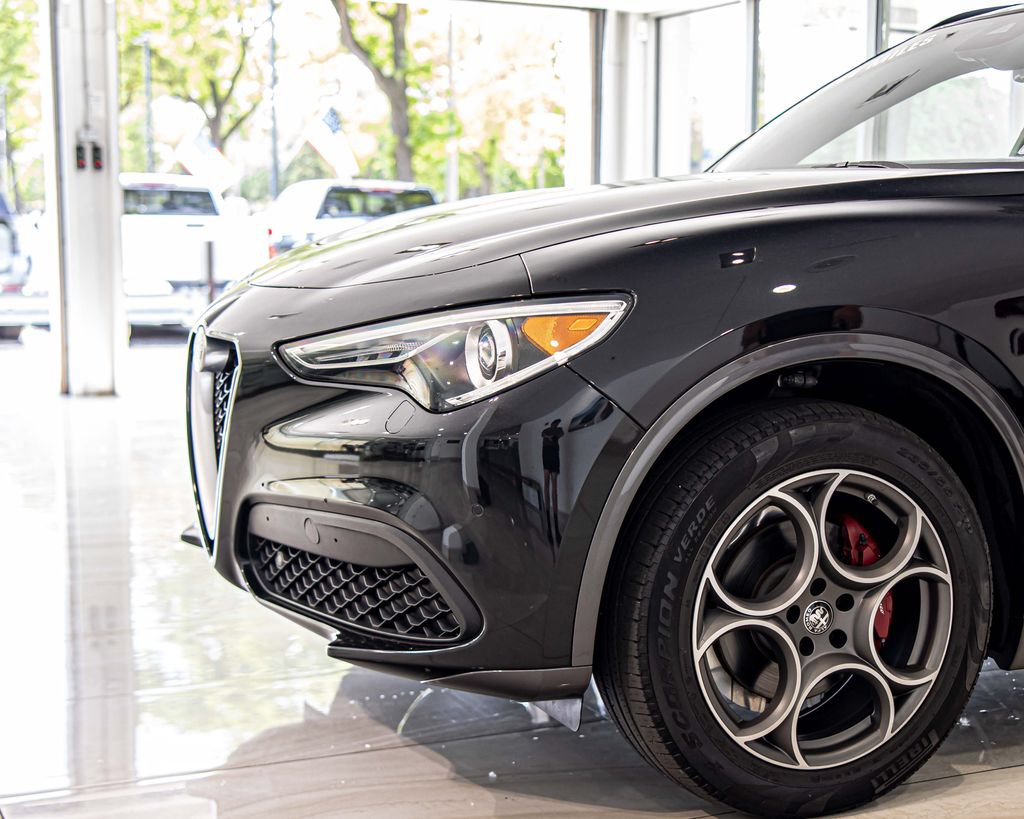 Used 2022 Alfa Romeo Stelvio Ti AWD/4WD image 4