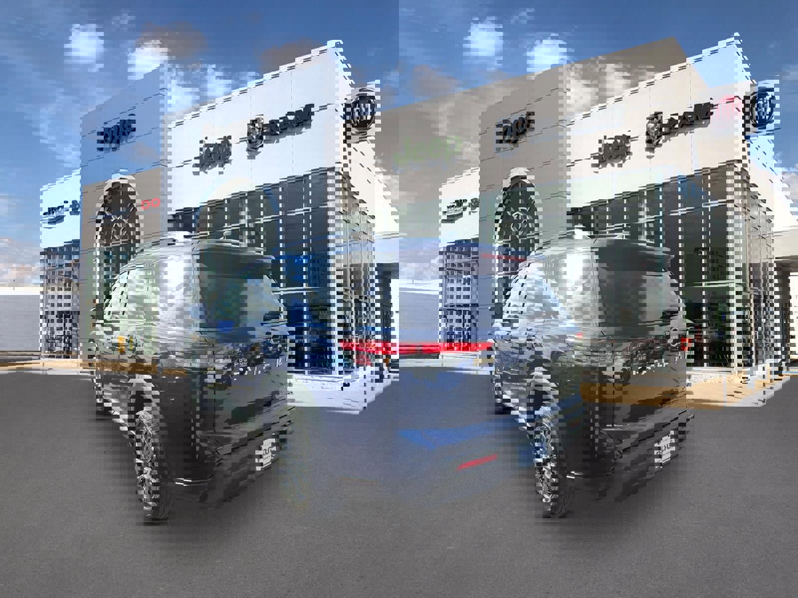 Used 2025 Nissan Pathfinder SV image 3