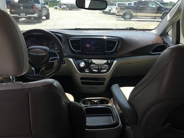 Used 2018 Chrysler Pacifica Touring-L w/ Premium Audio Group FWD image 13