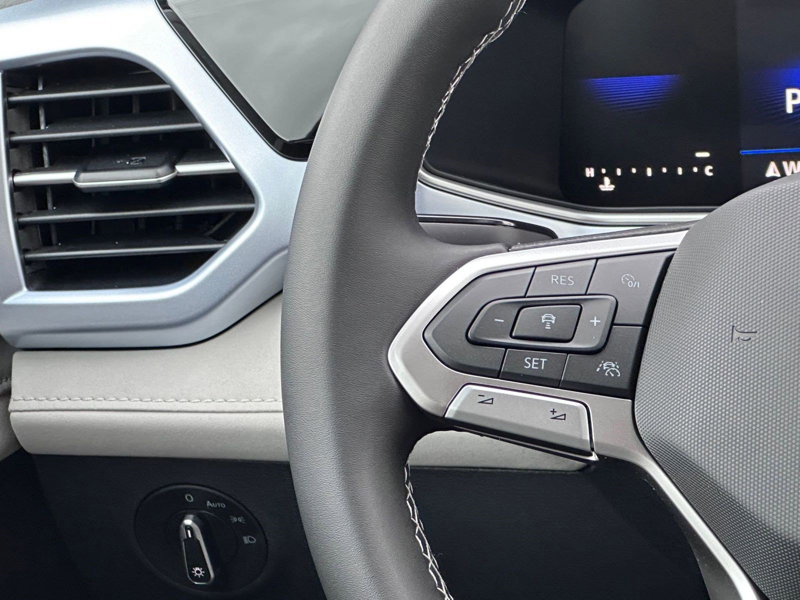 New 2026 Volkswagen Taos SE image 15