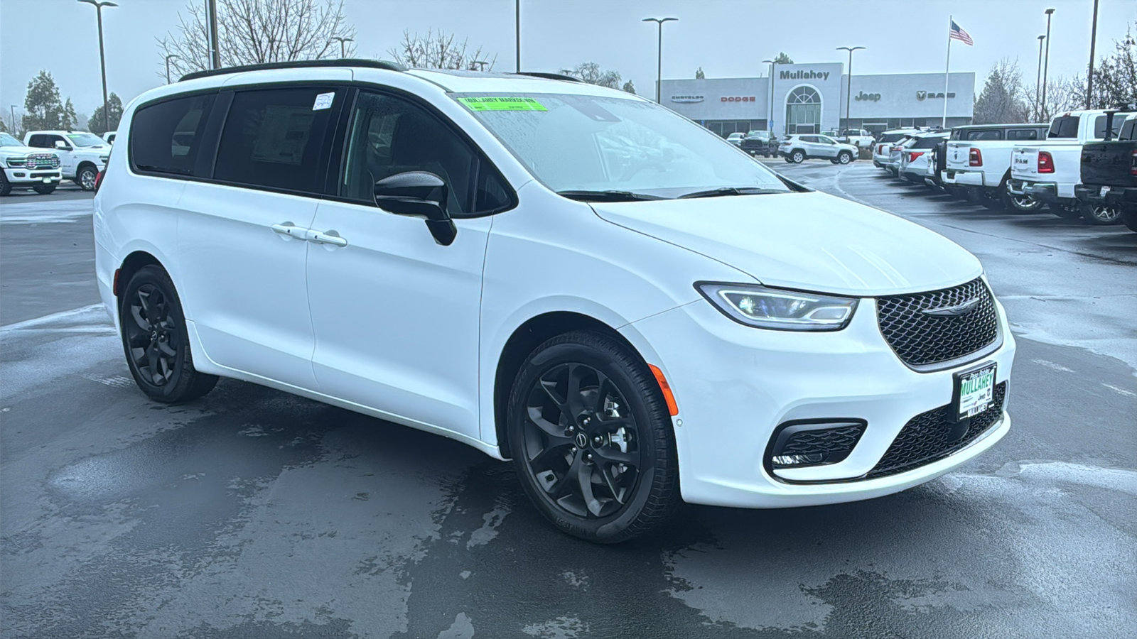 New 2026 Chrysler Pacifica Limited w/ Uconnect Theater Family Group image 1