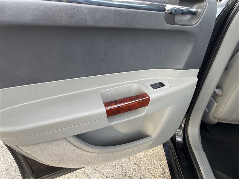 Used 2005 Chrysler 300 C w/ Protection Group II image 13