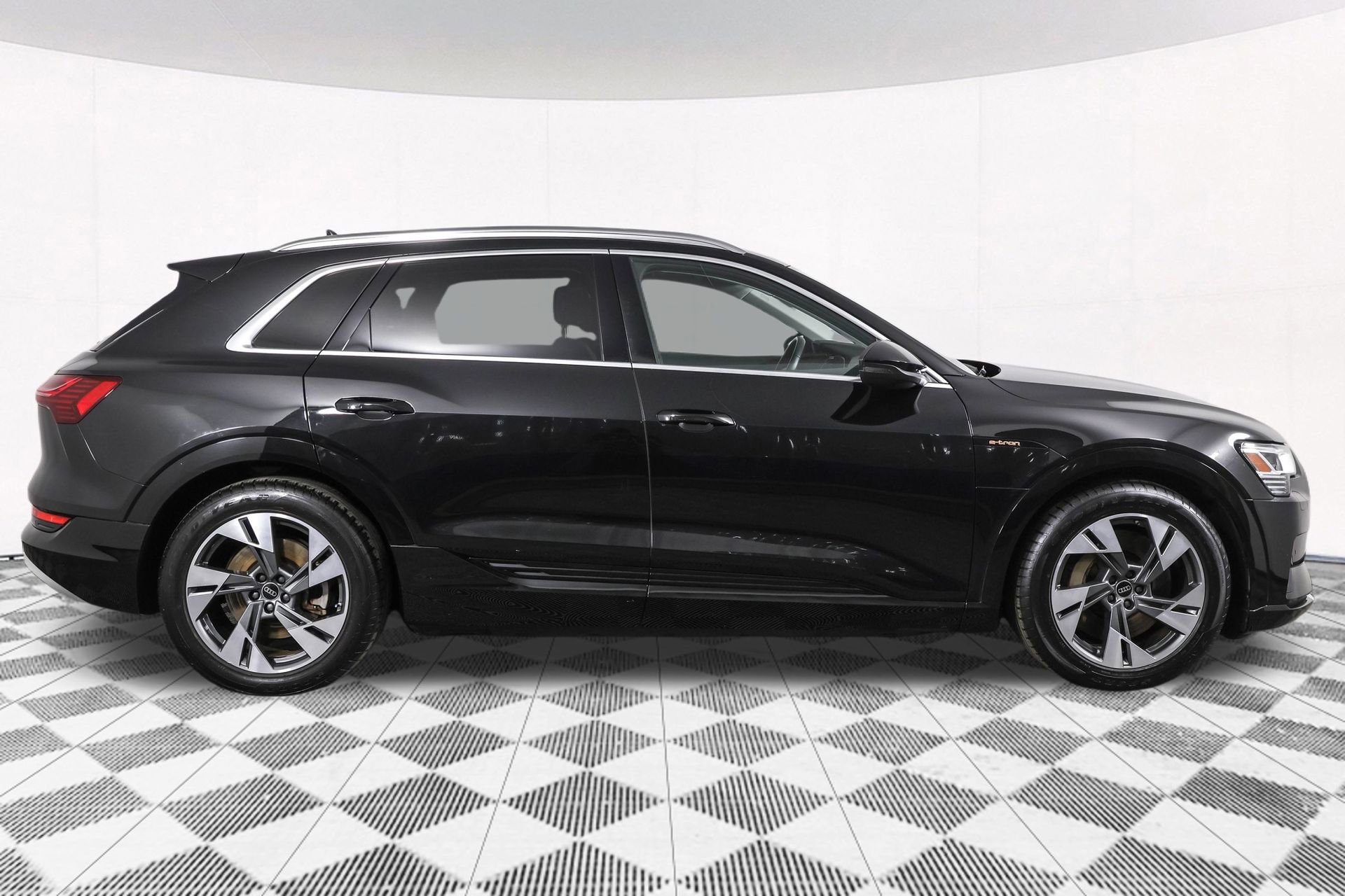 Used 2023 Audi e-tron Premium image 13