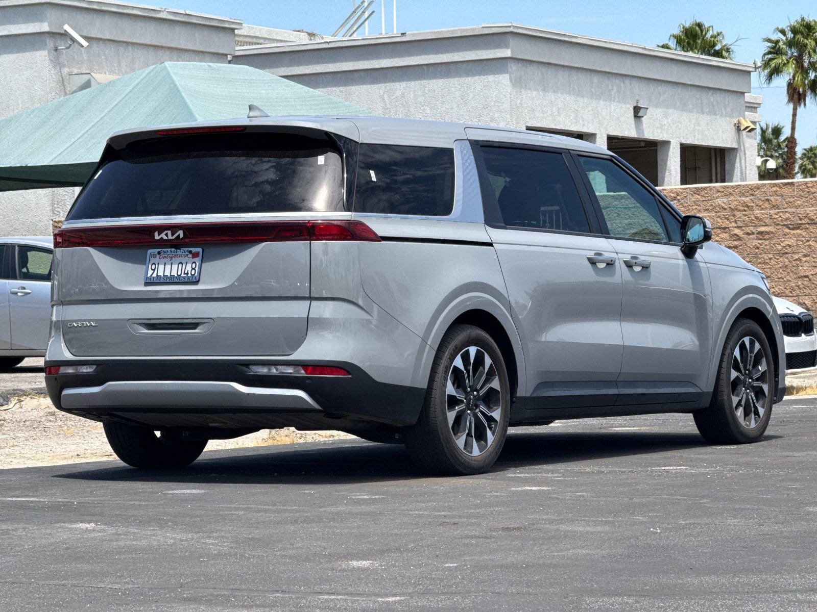 Used 2024 Kia Carnival EX FWD image 3