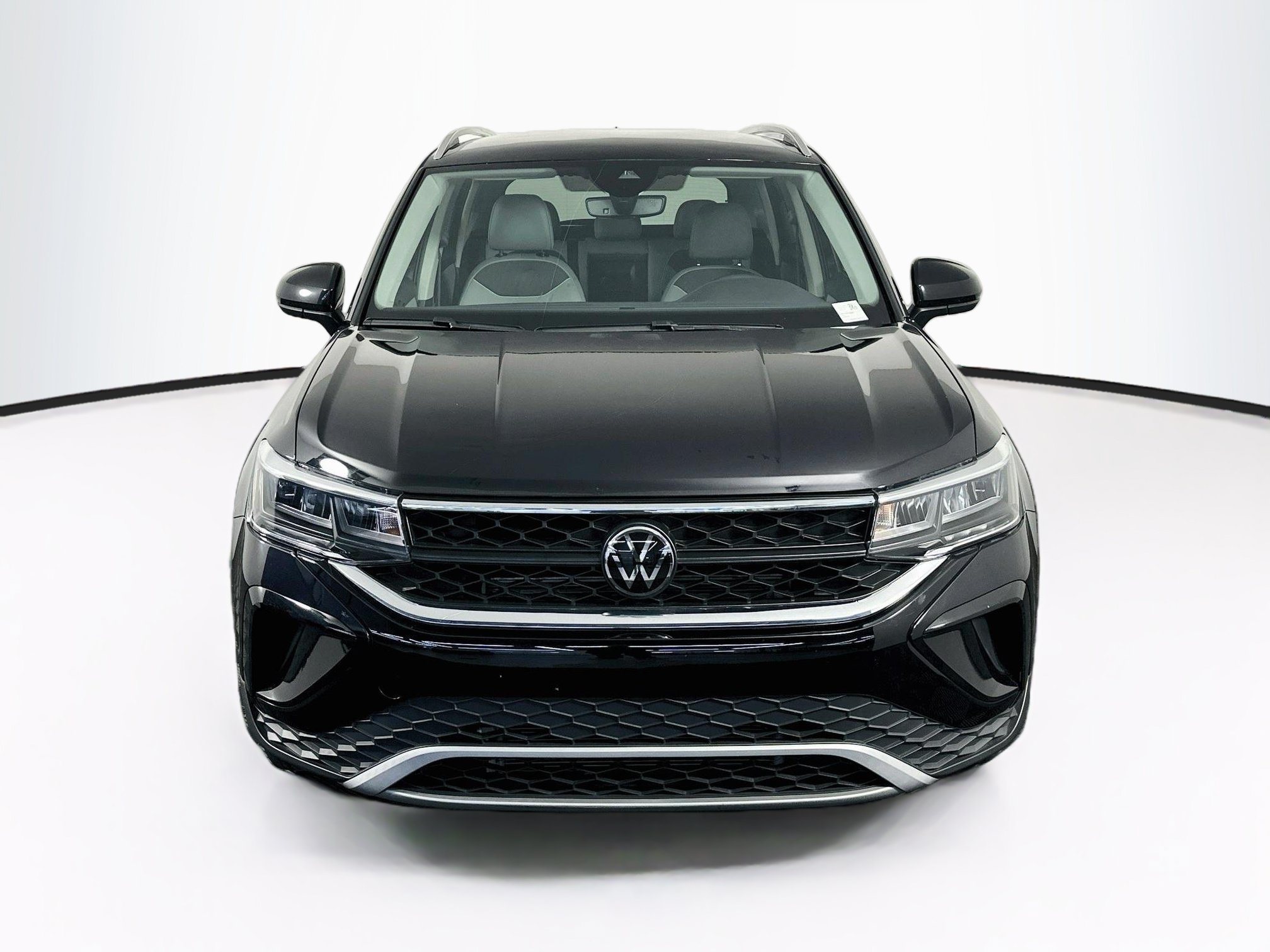 Used 2023 Volkswagen Taos SE w/ Black Wheel Package FWD image 2