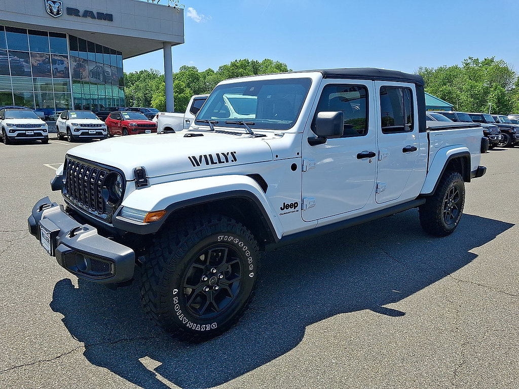Used 2025 Jeep Gladiator Sport AWD/4WD image 4