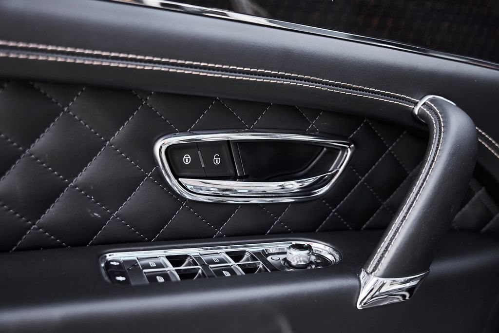 Used 2017 Bentley Bentayga AWD/4WD image 28