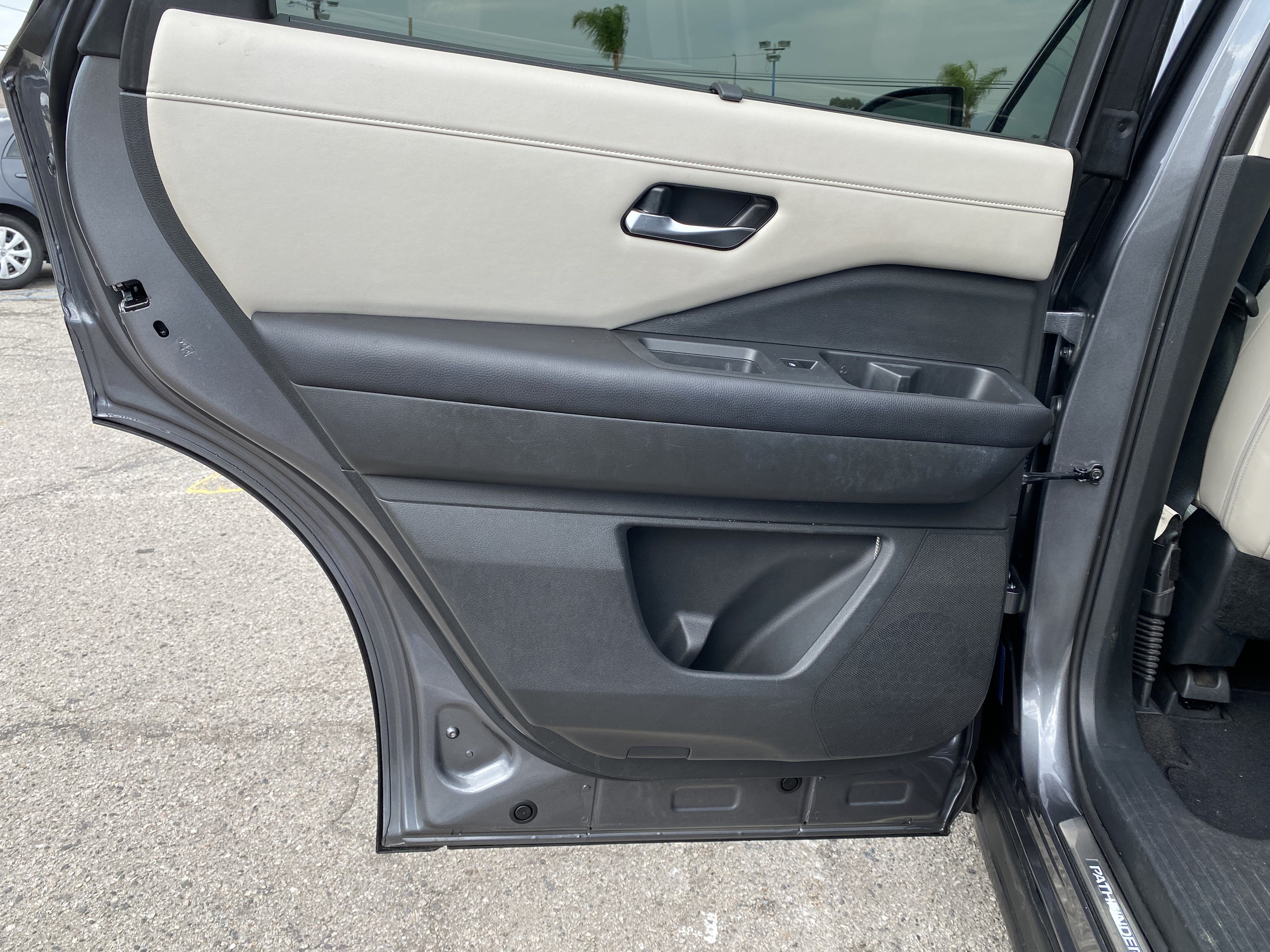 Used 2023 Nissan Pathfinder SL w/ Lighting Package (N92) FWD image 21