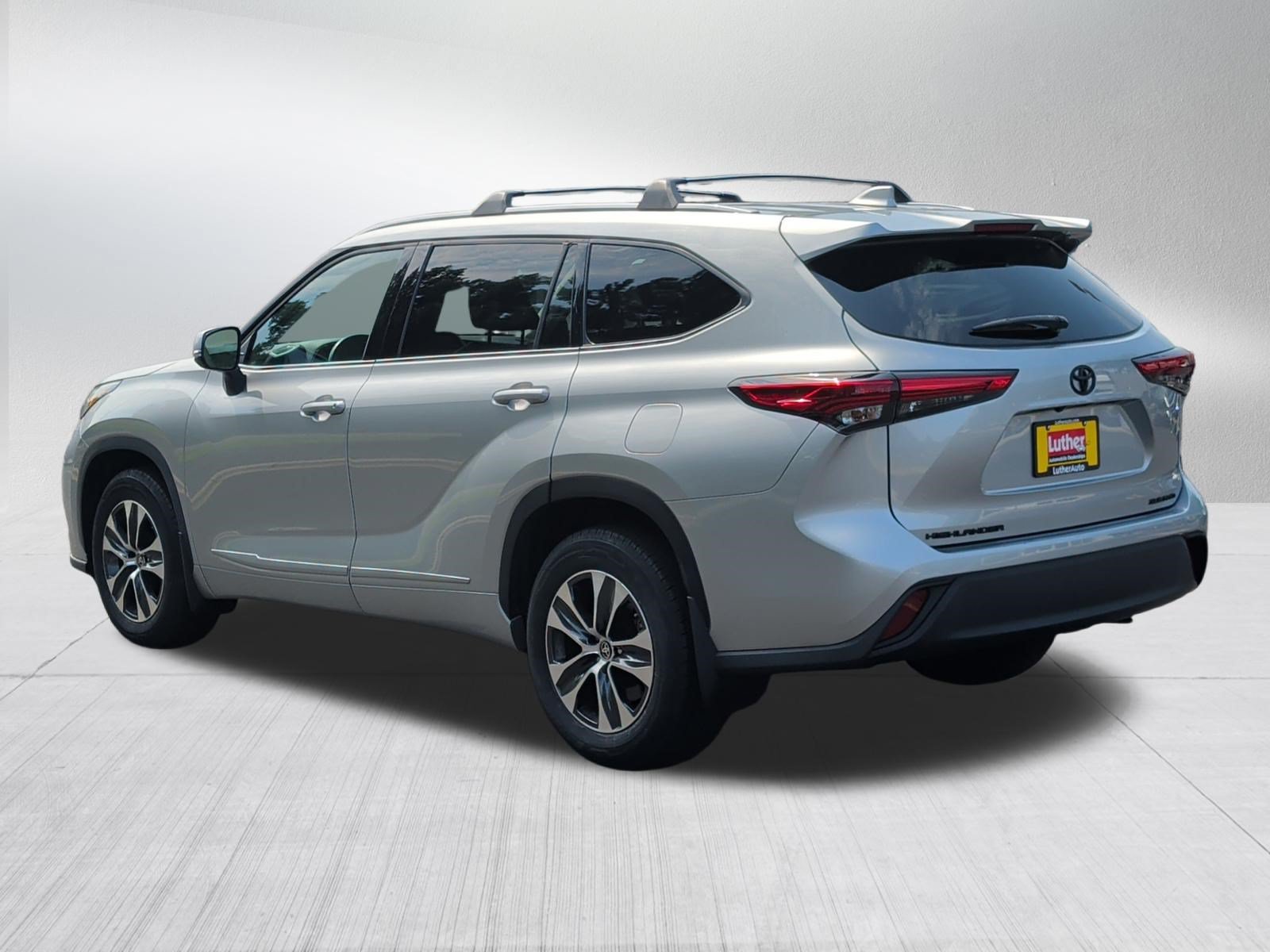 Used 2022 Toyota Highlander XLE AWD/4WD image 5