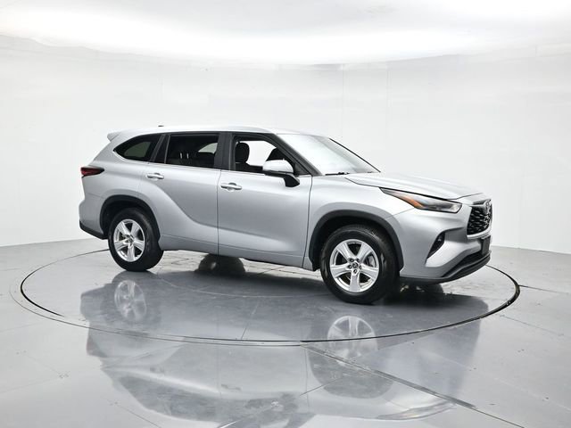 Used 2024 Toyota Highlander LE FWD video 3