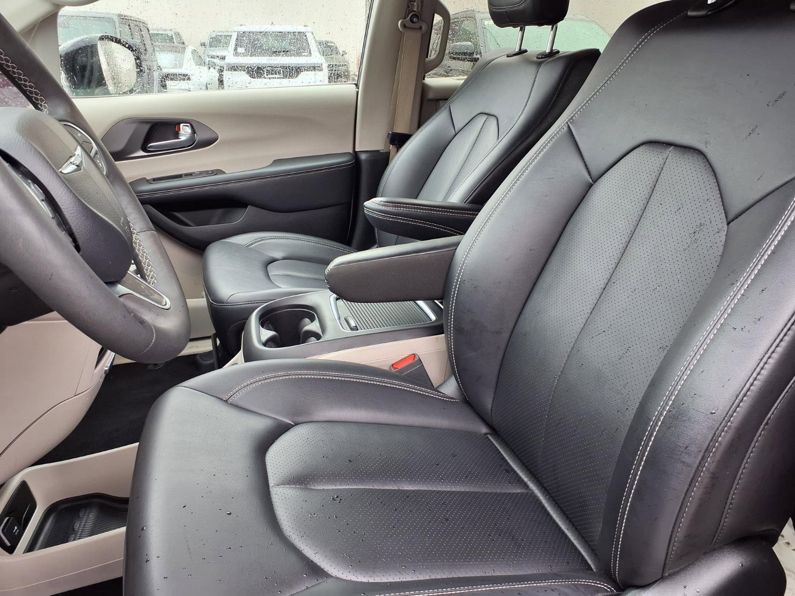 Used 2024 Chrysler Pacifica Touring-L image 3