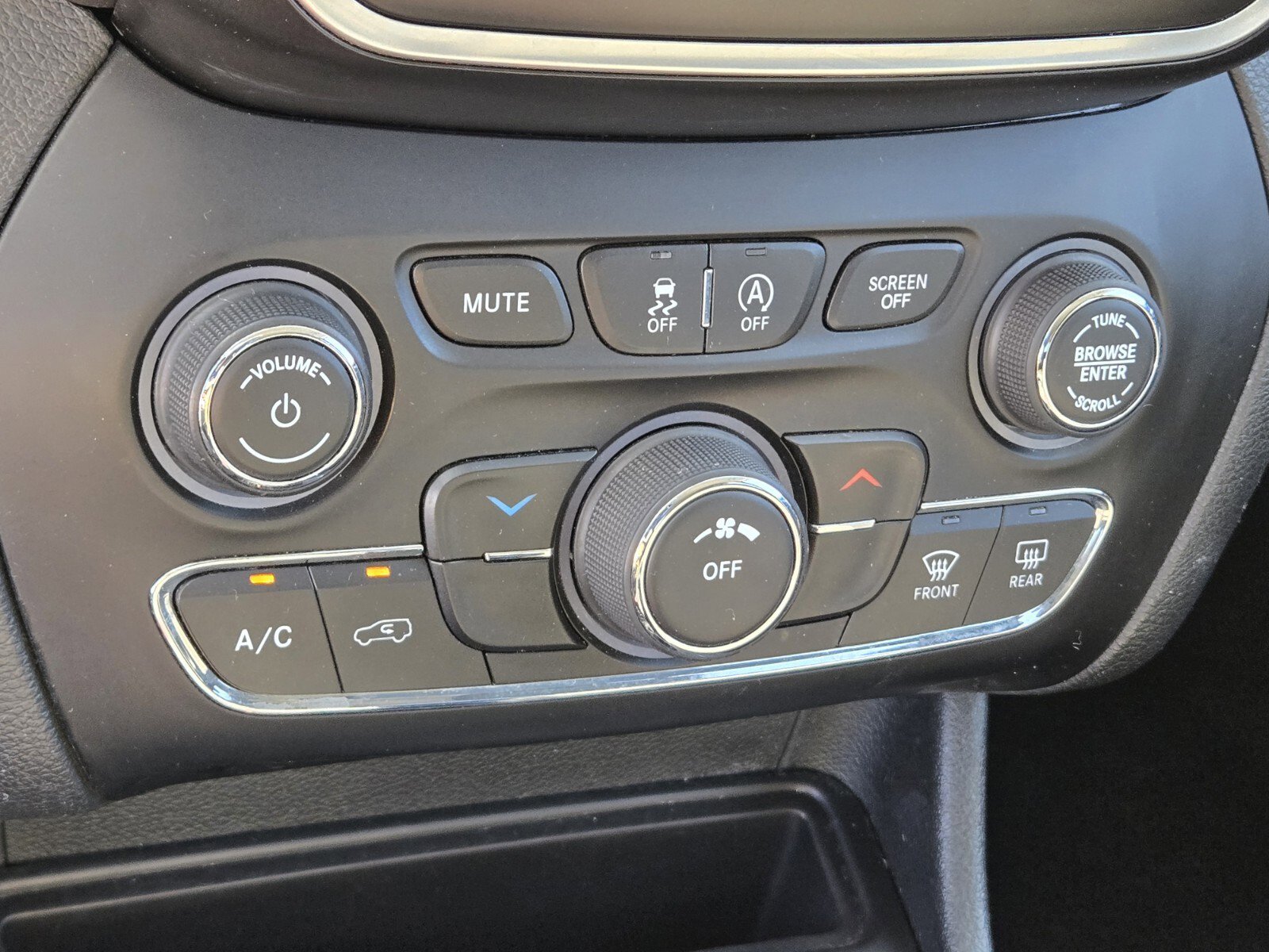 Used 2019 Jeep Cherokee Latitude w/ Popular Appearance Group FWD image 20