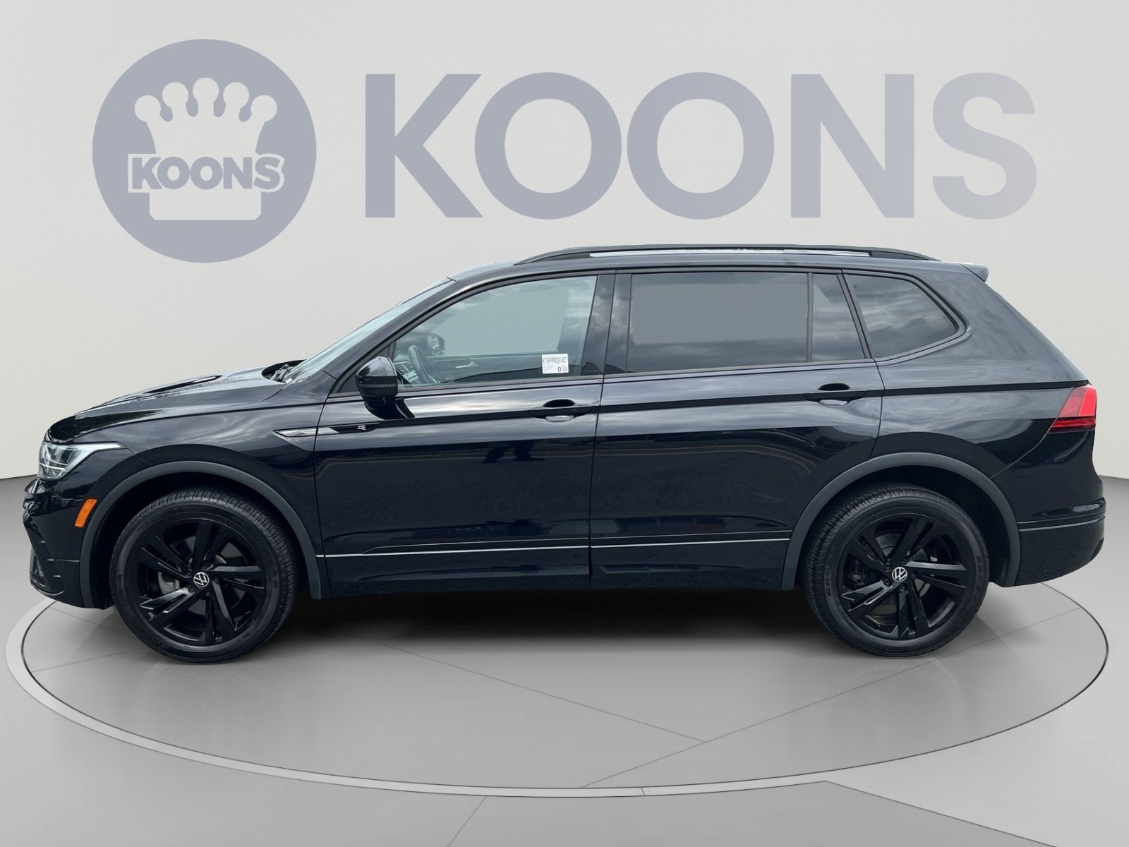 Used 2023 Volkswagen Tiguan SE R-Line AWD/4WD image 2