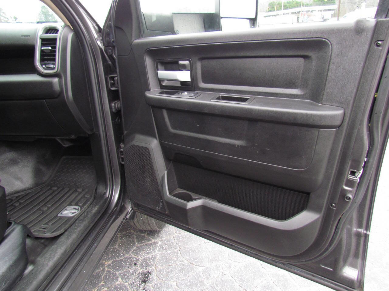 Used 2019 RAM 3500 Tradesman w/ Chrome Appearance Group image 16