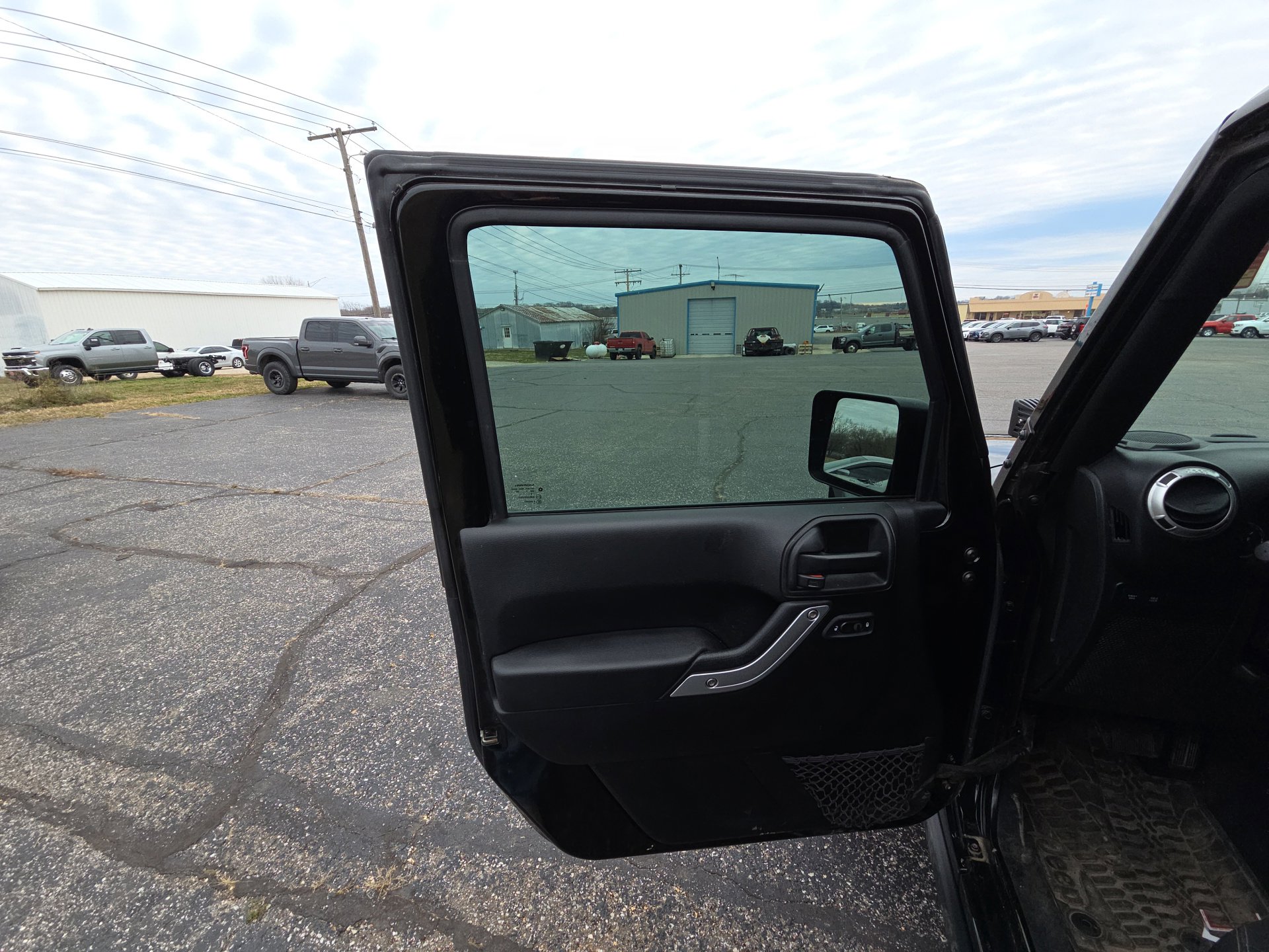 Used 2017 Jeep Wrangler Unlimited Rubicon w/ Max Tow Package image 8