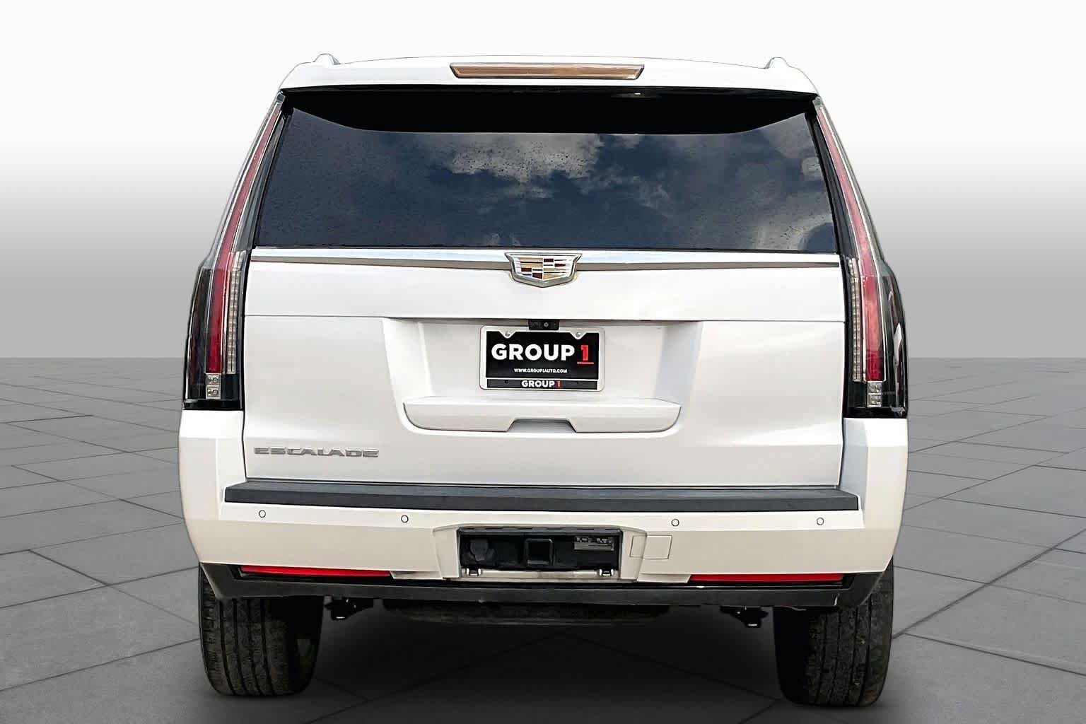 Used 2017 Cadillac Escalade Premium Luxury RWD image 4