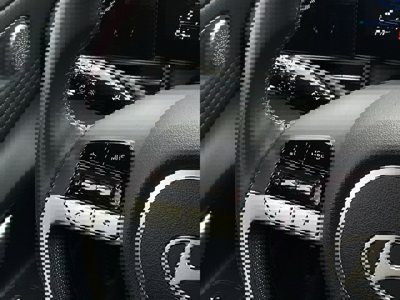 Used 2025 Hyundai Elantra SEL image 24