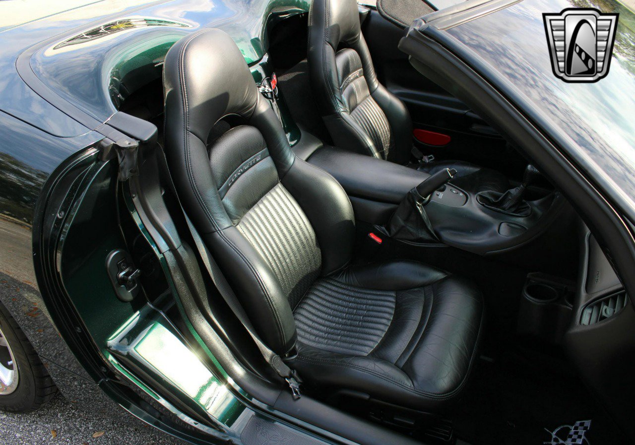 Used 2001 Chevrolet Corvette Convertible w/ Preferred Equipment Group2 image 25