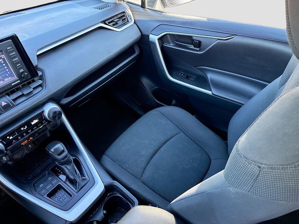 Used 2021 Toyota RAV4 LE image 14