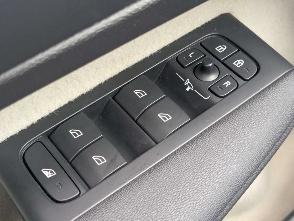 Certified 2023 Volvo XC40 B5 Plus w/ Protection Package Premier AWD/4WD image 32