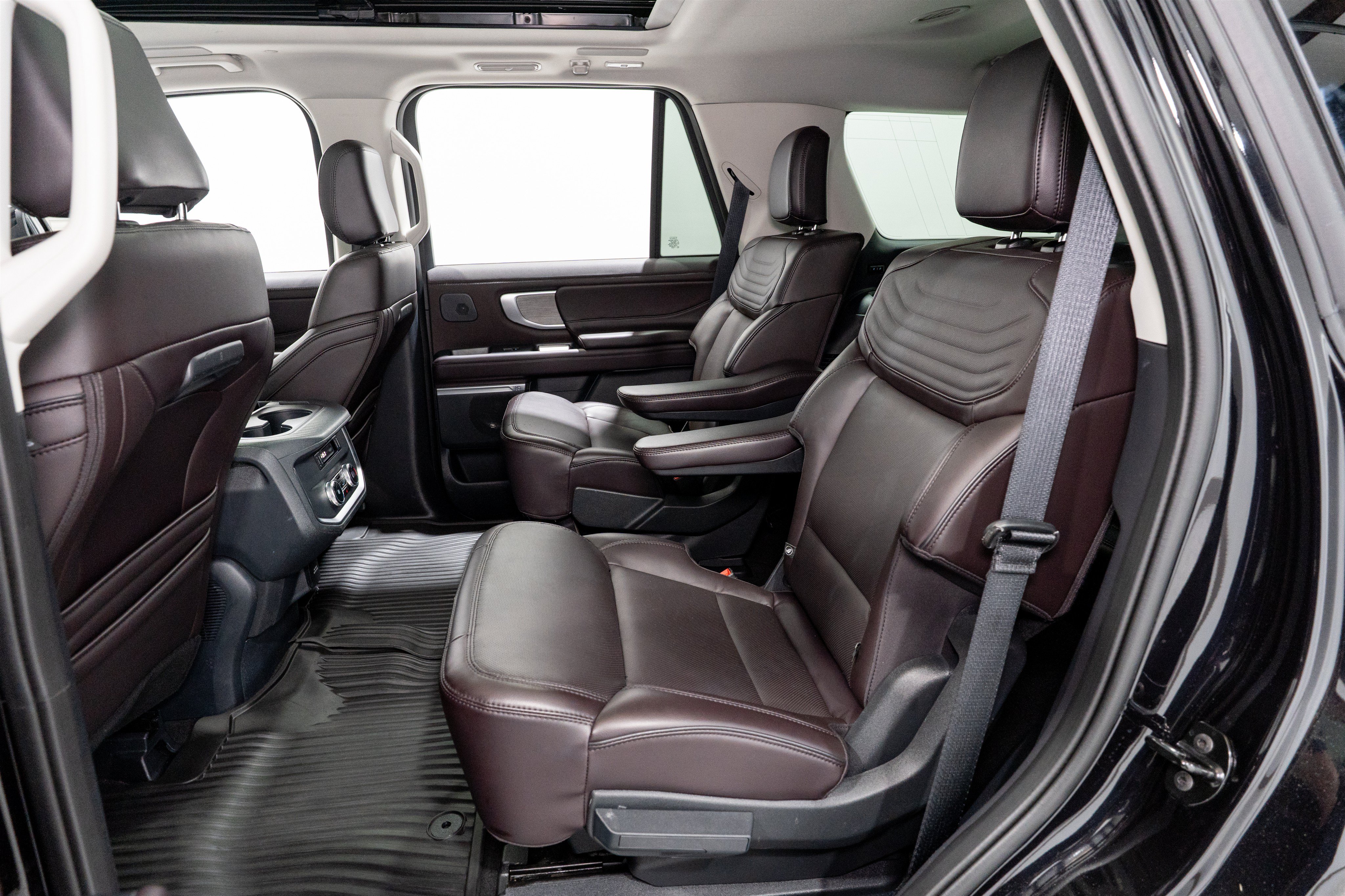 Used 2025 Ford Expedition Platinum w/ Platinum Ultimate Package AWD/4WD image 32