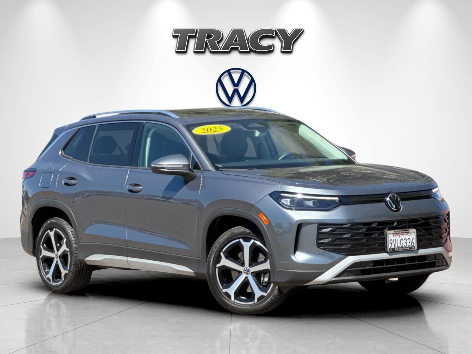 Used 2025 Volkswagen Tiguan SE AWD/4WD image 2