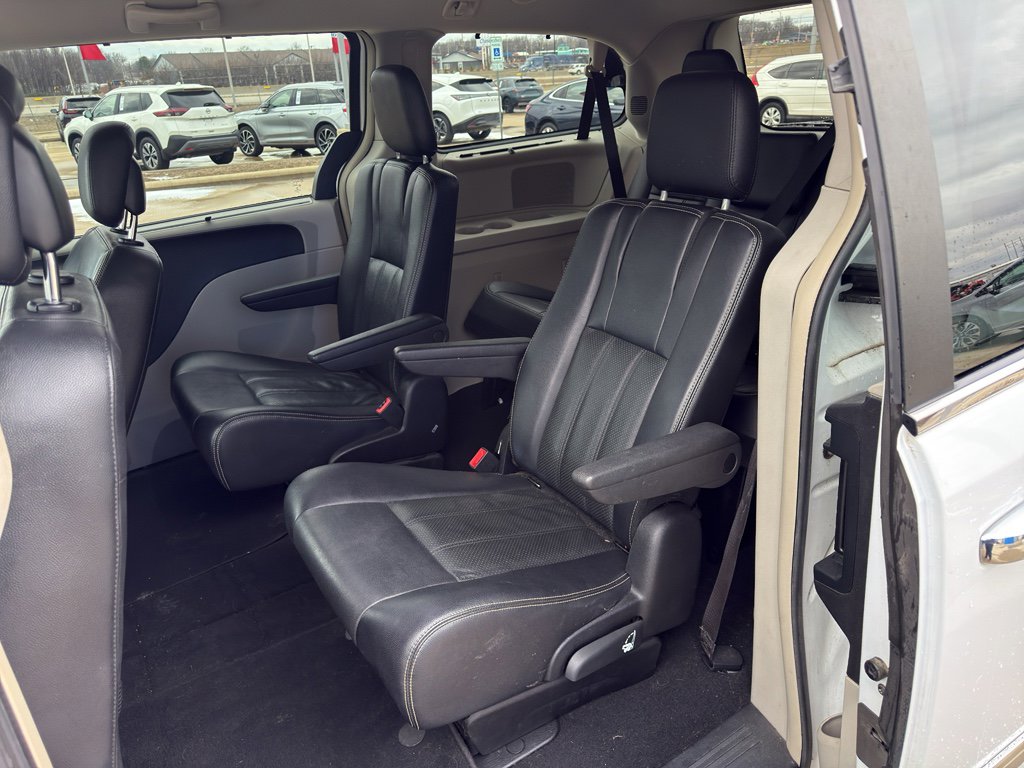Used 2015 Chrysler Town & Country Touring-L w/ Driver Convenience Group FWD image 12