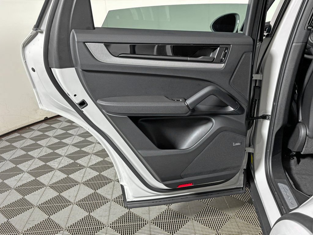 Certified 2026 Porsche Cayenne AWD/4WD image 32