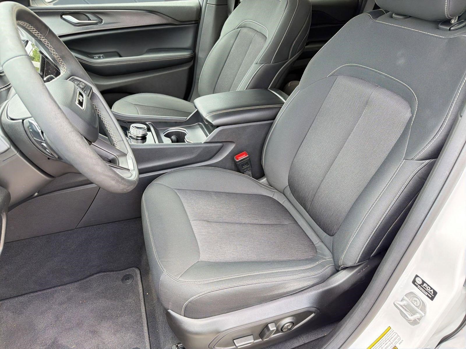Used 2025 Jeep Grand Cherokee Laredo X RWD image 23