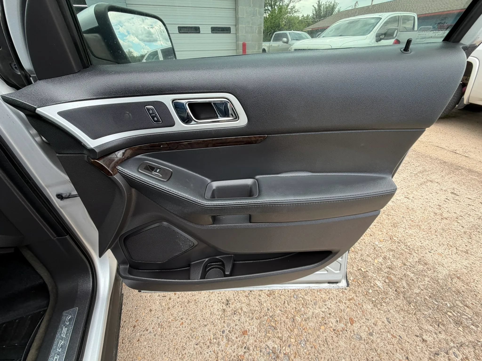 Used 2015 Ford Explorer Limited w/ Equipment Group 302A FWD image 15