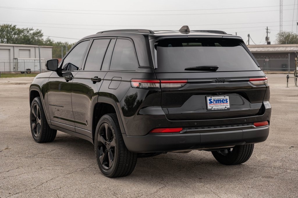 Used 2023 Jeep Grand Cherokee Altitude image 5