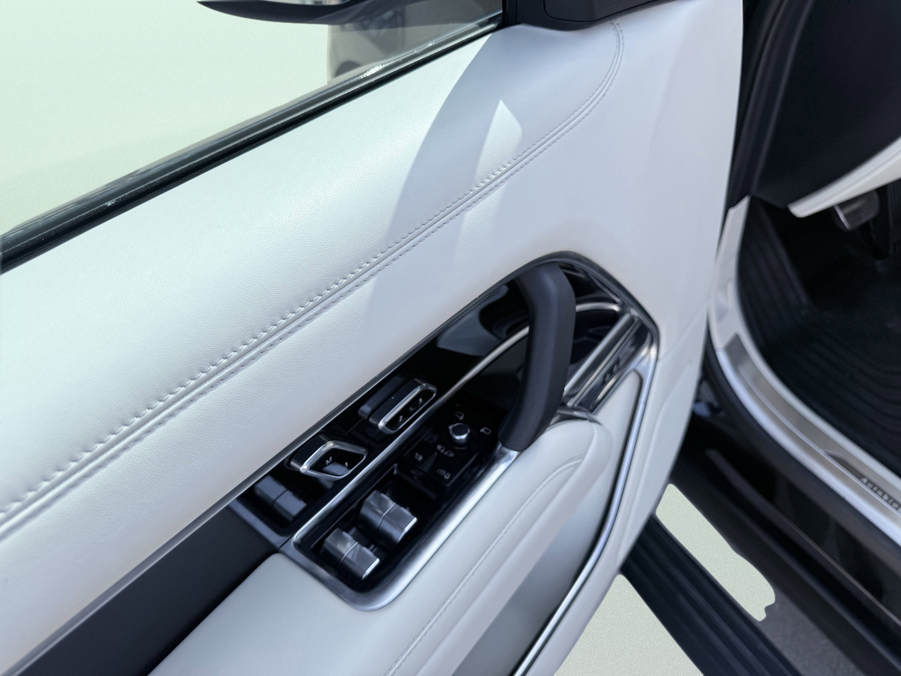 Used 2023 Land Rover Range Rover Long Wheelbase Autobiography image 31