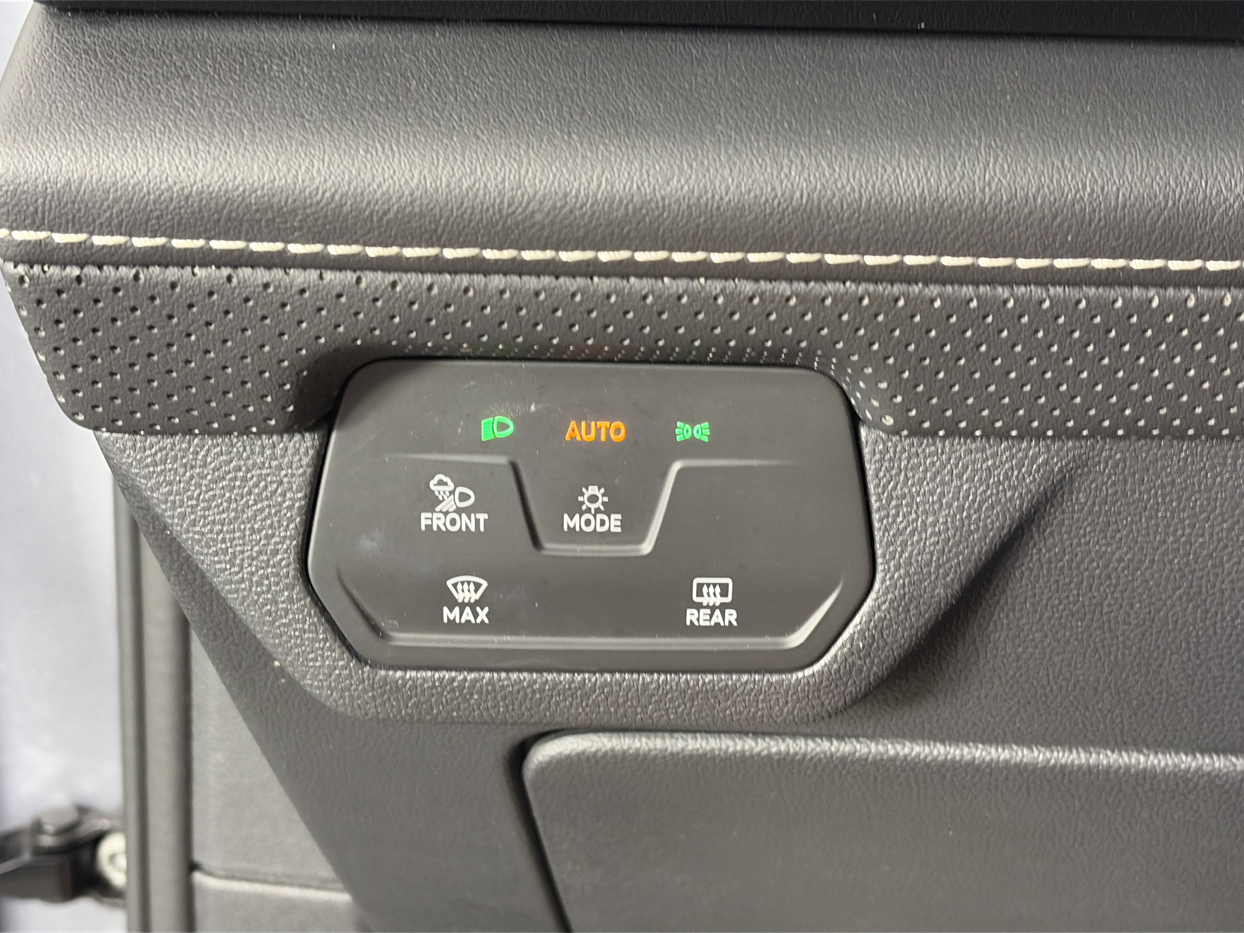 Used 2024 Volkswagen Atlas SE AWD/4WD image 29