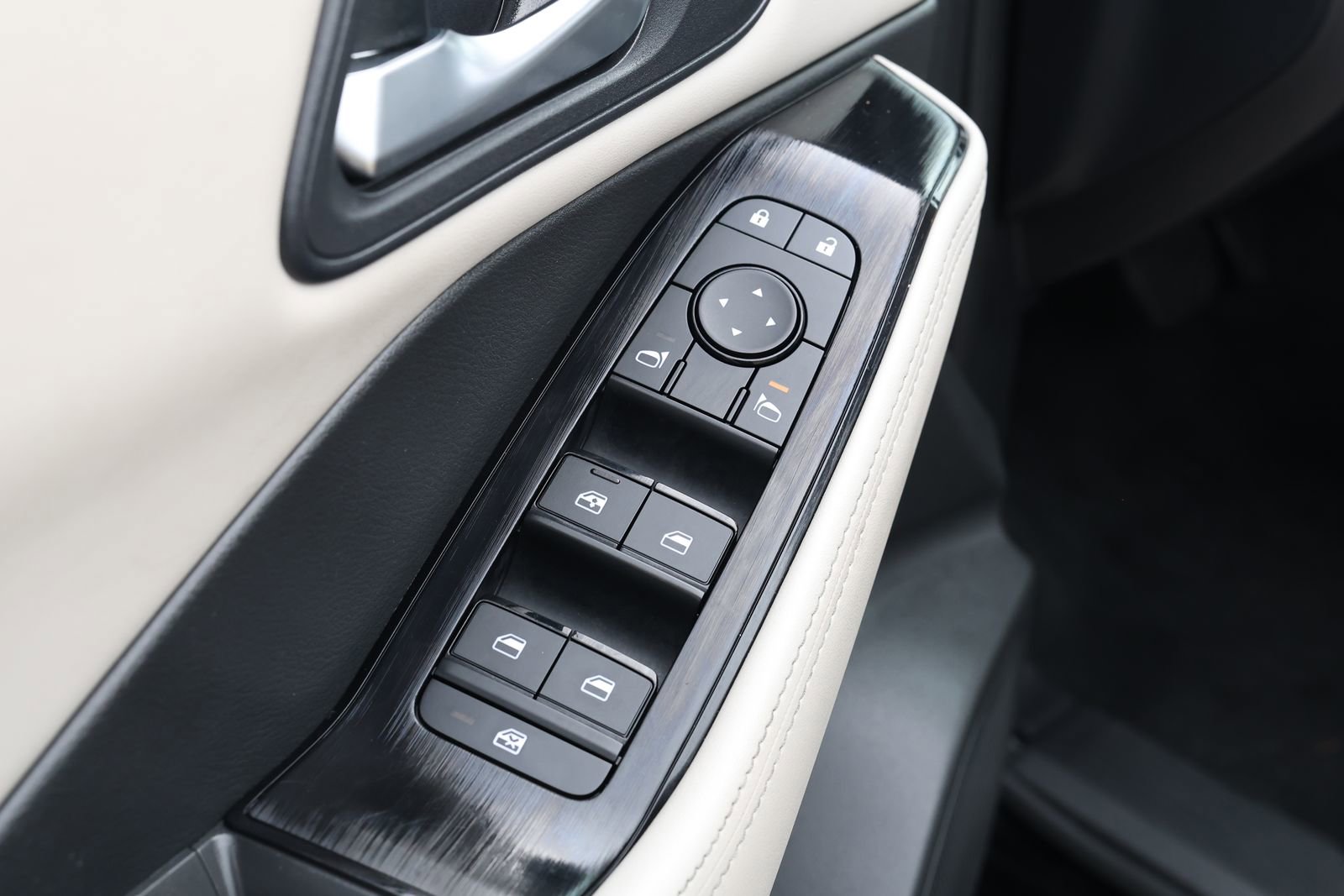 Used 2024 Nissan Rogue SV image 27