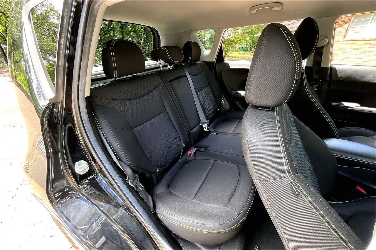 Used 2016 Kia Soul + FWD image 21
