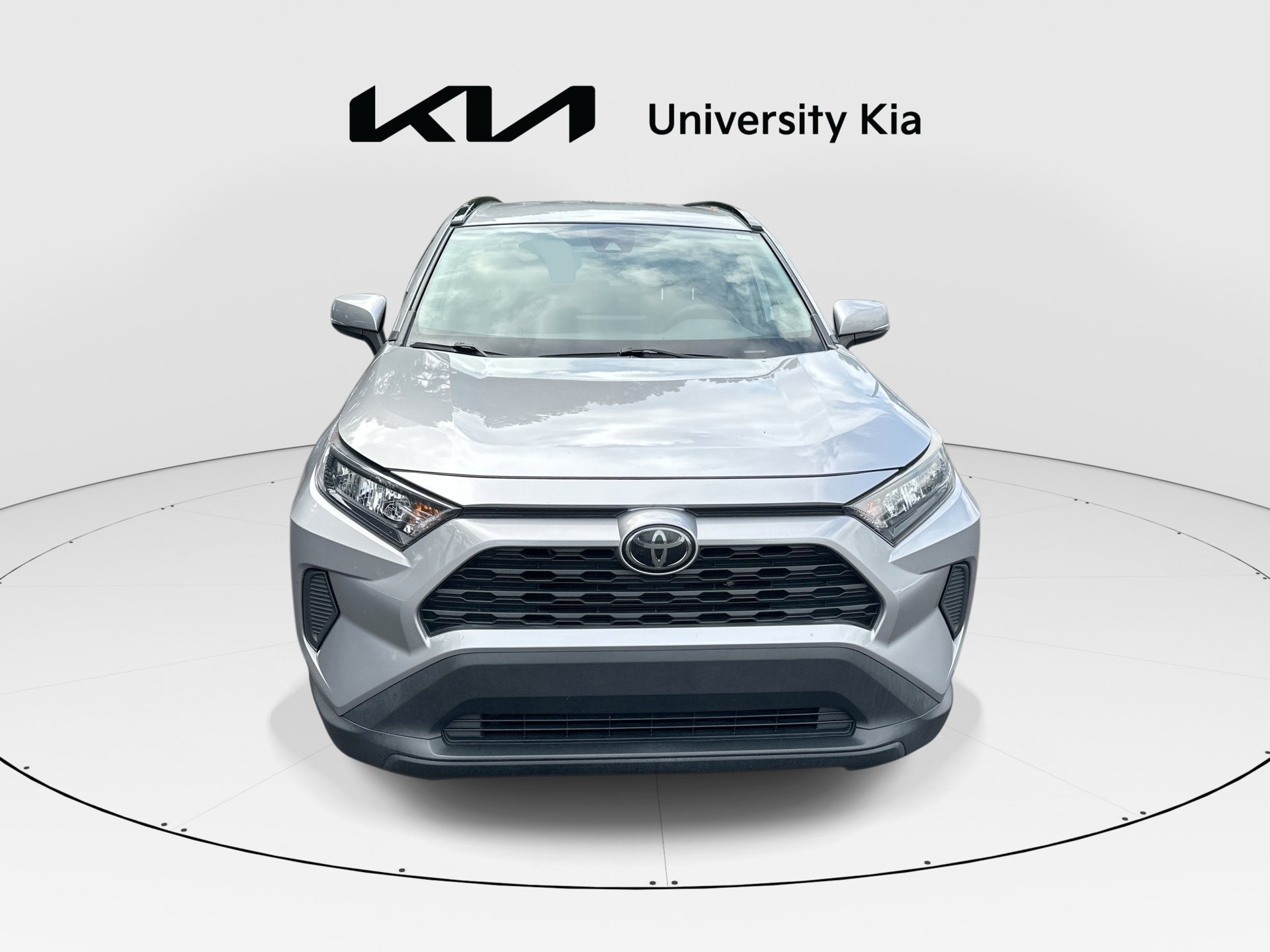Used 2019 Toyota RAV4 LE FWD image 3
