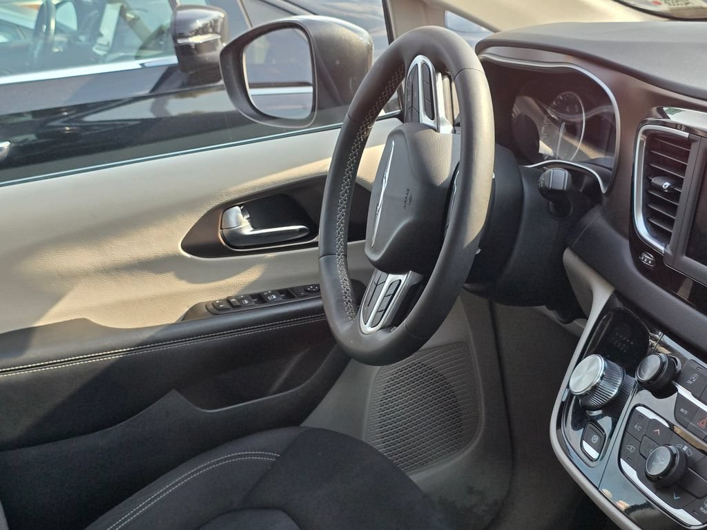 Used 2023 Chrysler Voyager LX FWD image 17