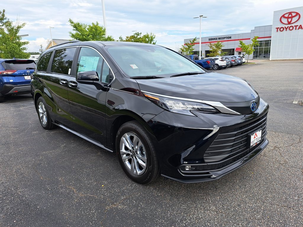 New 2025 Toyota Sienna XLE image 4
